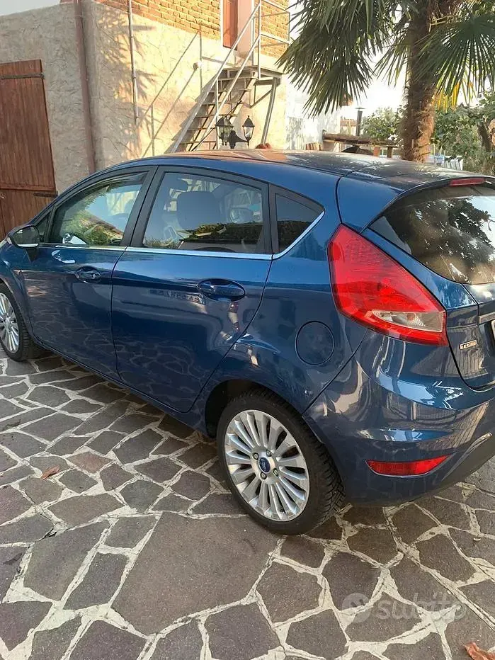 Usado Ford Fiesta 68 HP (50 kW) 2009 Azul Sedan