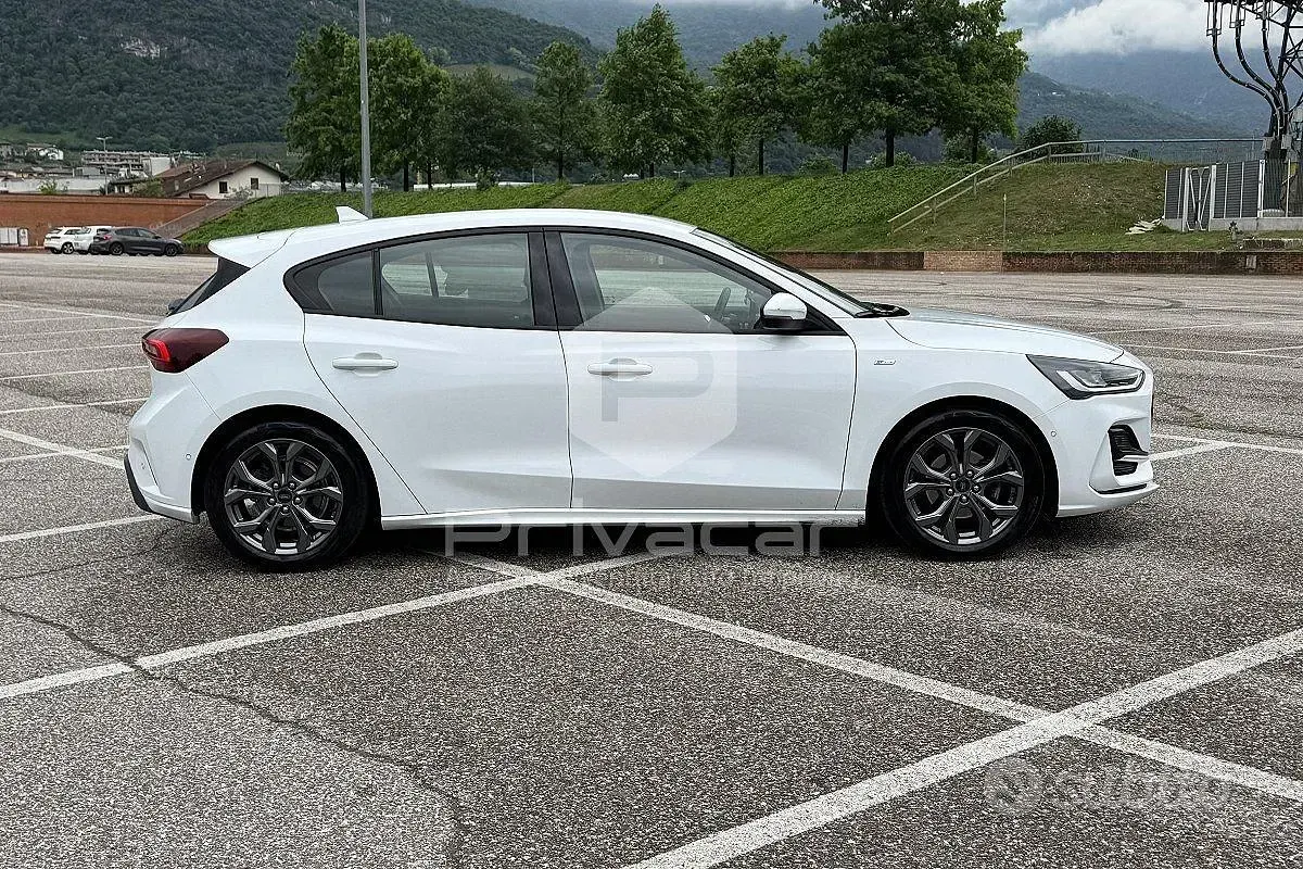Käytetty Ford Focus ST 116 HP (85 kW) 2023 Valkoinen Viistoperä