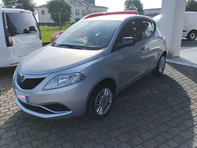 Usata Lancia Ypsilon Gold 69 CV (50 kW) 2017 Grigio Utilitaria