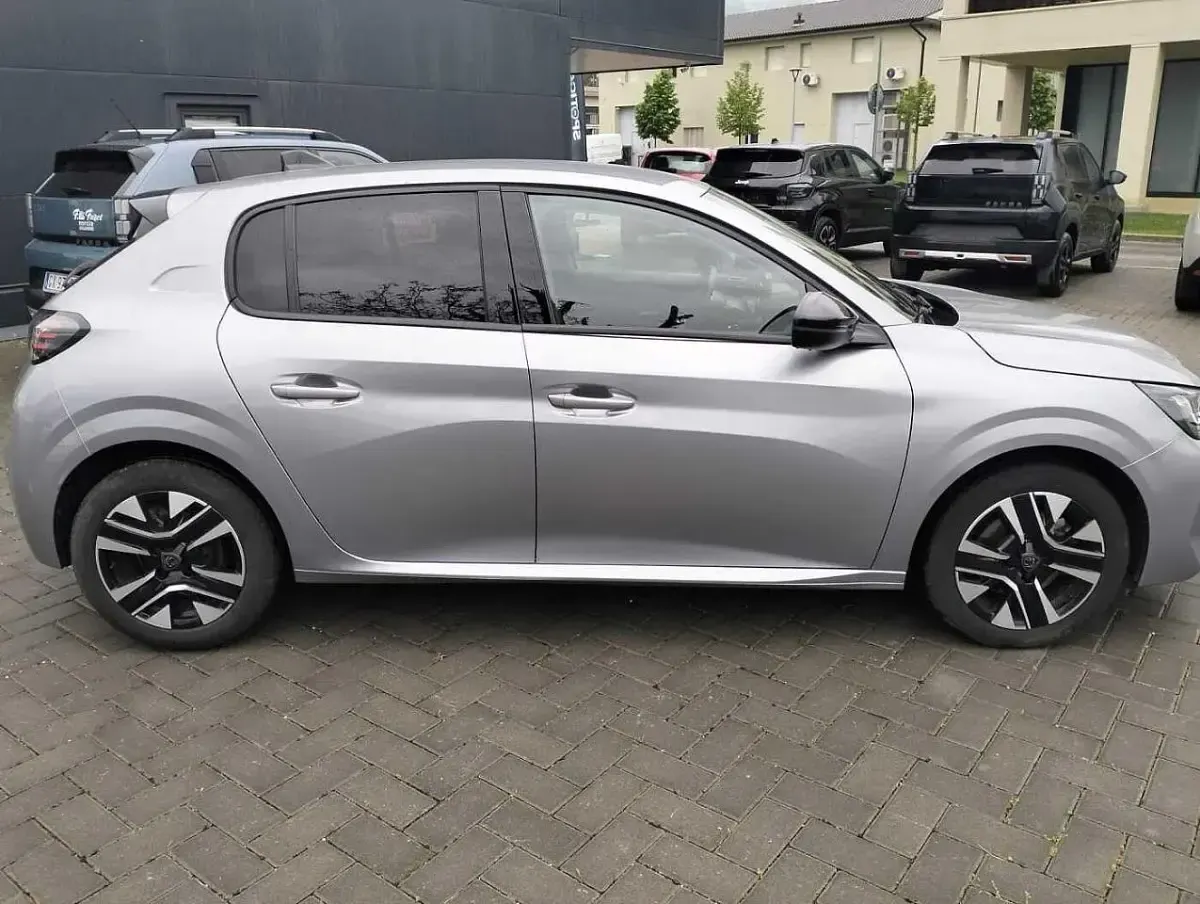 Usata Peugeot 208 Allure 101 CV (74 kW) 2025 Grigio Utilitaria