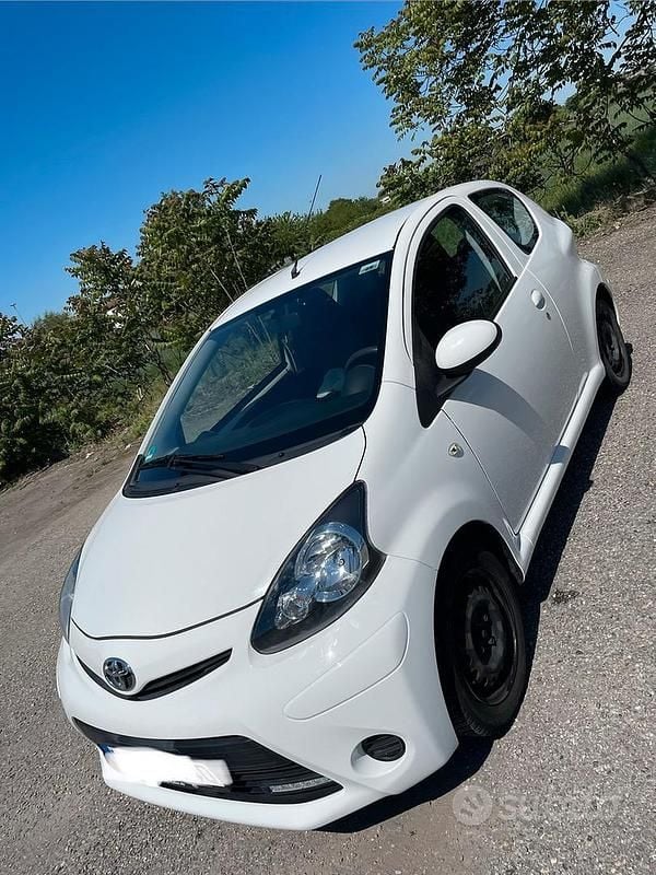 Usata Toyota Aygo 68 CV (50 kW) 2012 Bianco Utilitaria