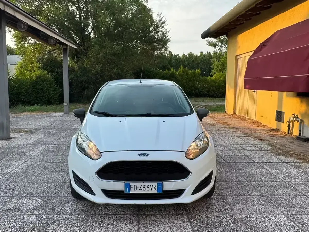 Usata Ford Fiesta 75 CV (55 kW) 2016 Bianco Utilitaria