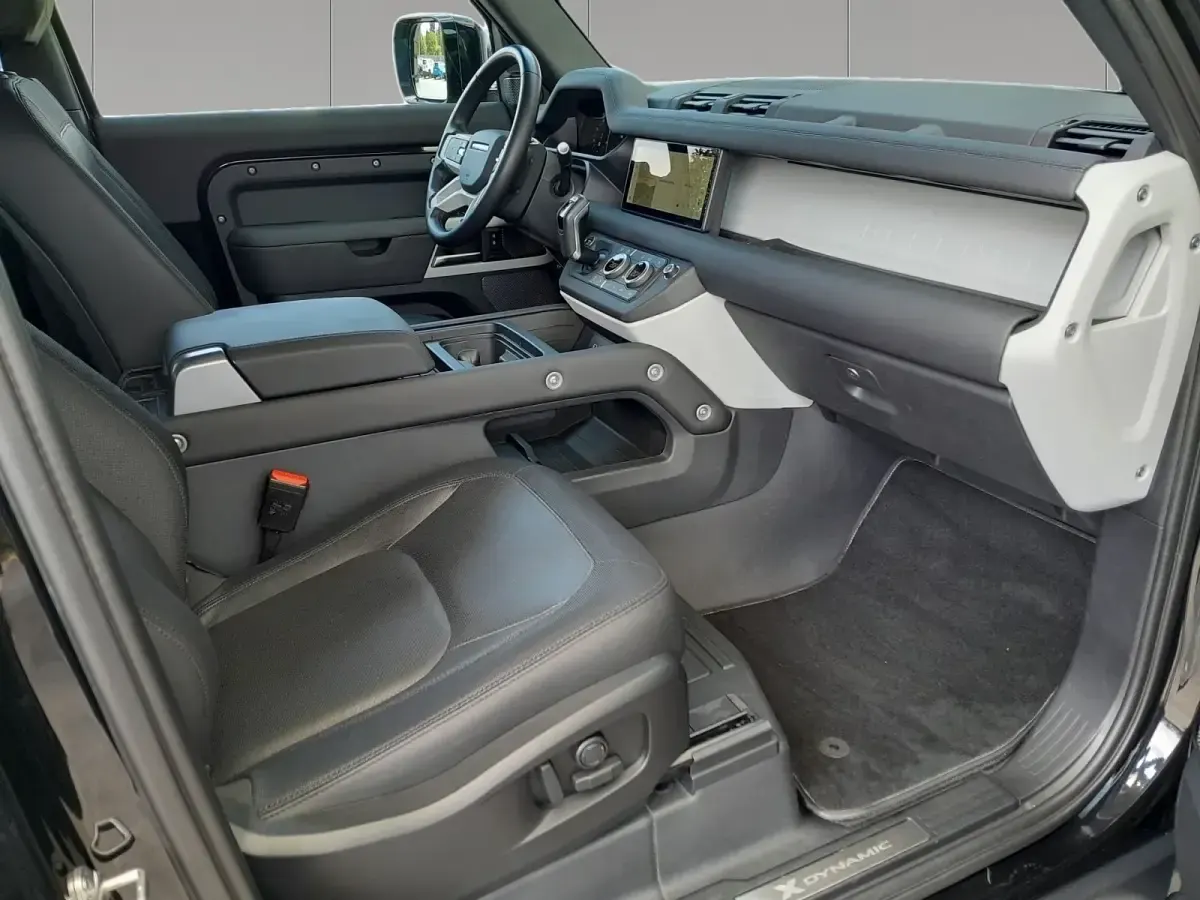 Usata Land Rover Defender SE Dynamic 200 CV (147 kW) 2024 Santorini black SUV