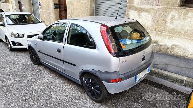 Usata Opel Corsa 55 CV (40 kW) 2001 Grigio Utilitaria