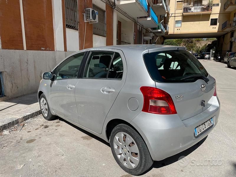 Usata Toyota Yaris 65 CV (47 kW) 2008 Grigio Berlina