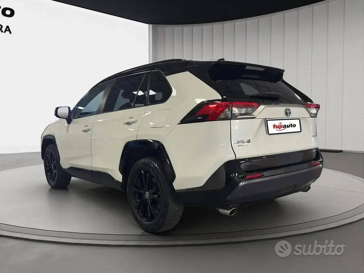 Usata Toyota RAV4 Hybrid Style 218 CV (160 kW) 2022 Black & white SUV