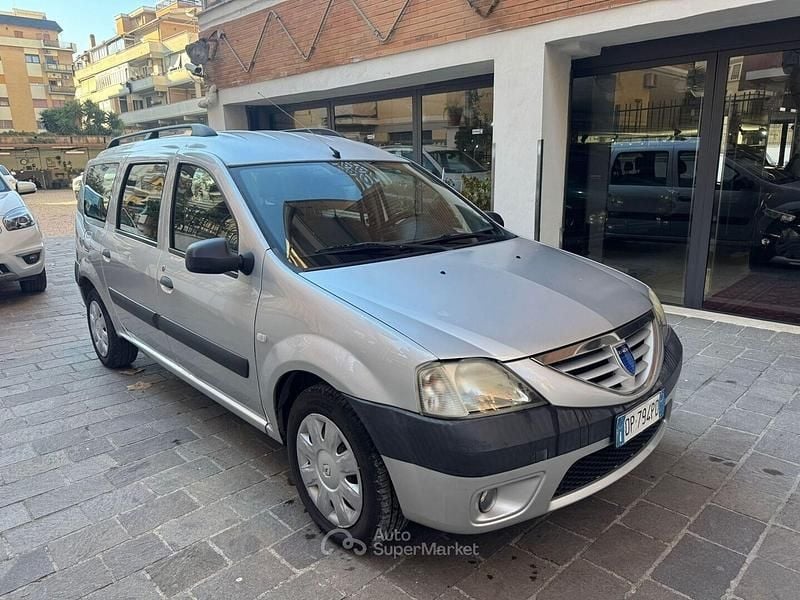 Grigio Usata 2009 Dacia Logan Lauréate Monovolume | 2450 € (Buon prezzo) - Immagine 1/4