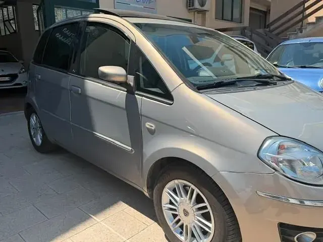 Usata Lancia Musa Gold 95 CV (69 kW) 2012 Oro Monovolume