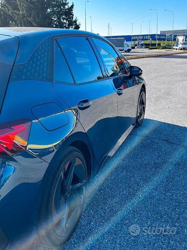 Usata Cupra Born 150 kW (204 CV) 2022 Blu/azzurro Utilitaria