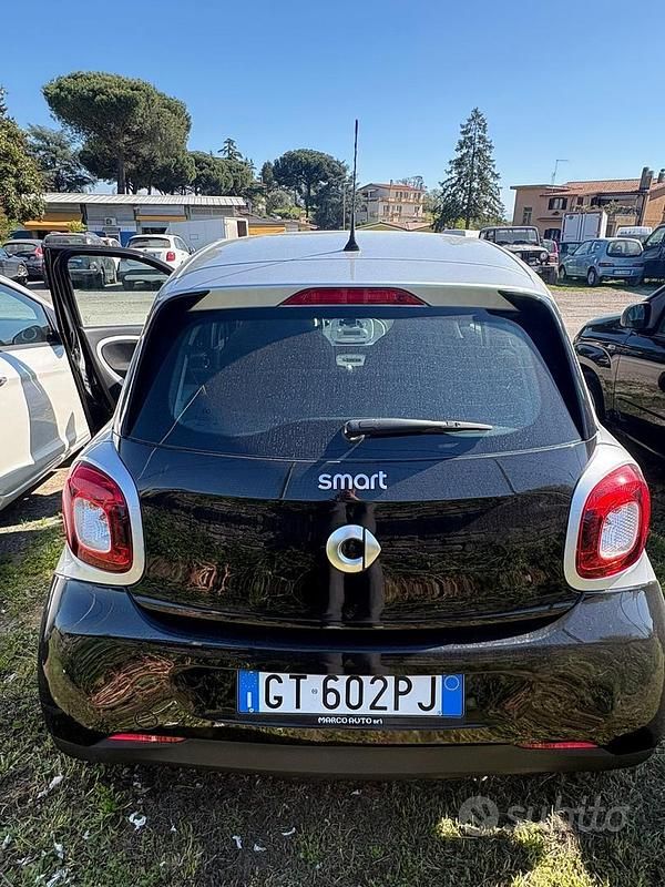 Begagnad Smart ForFour 71 HK (52 kW) 2015 Svart Halvkombi