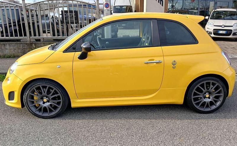 Usata Abarth 695 179 CV (131 kW) 2012 Pastello Utilitaria