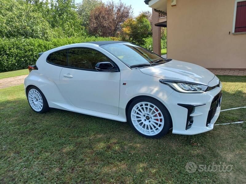 Usata Toyota Yaris 261 CV (191 kW) 2022 Bianco Berlina