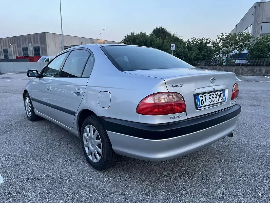 Usata Toyota Avensis 129 CV (94 kW) 2001 Grigio Berlina