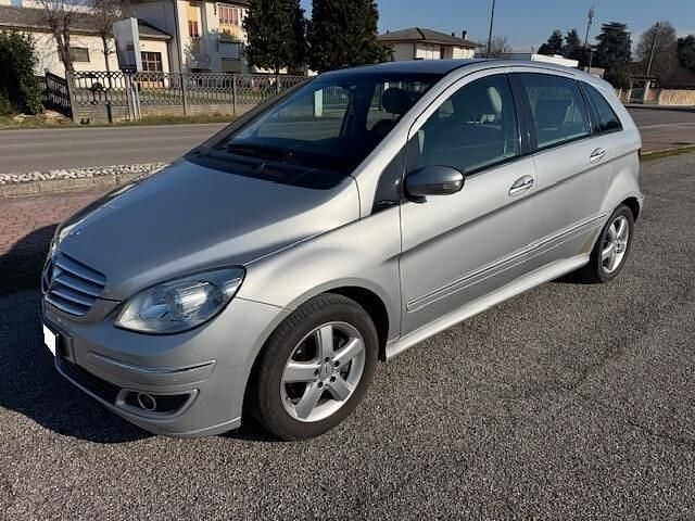 Usata Mercedes B200 140 CV (102 kW) 2006 Argento Monovolume