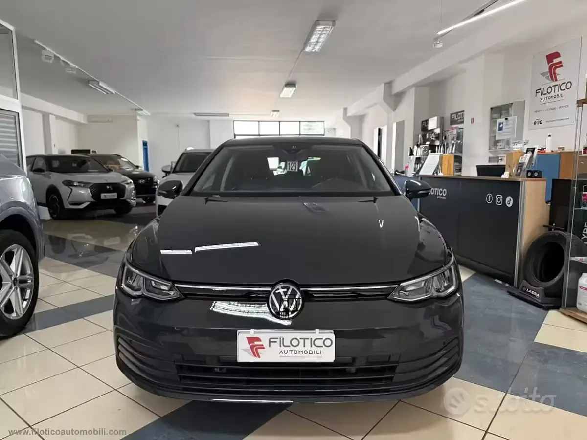 Usata VW Golf VIII Life 116 CV (85 kW) 2023 Grigio Berlina