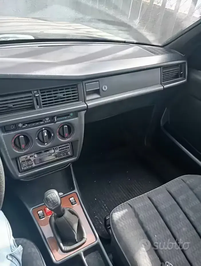 Usata Mercedes 190 109 CV (80 kW) 1991 Nero Berlina