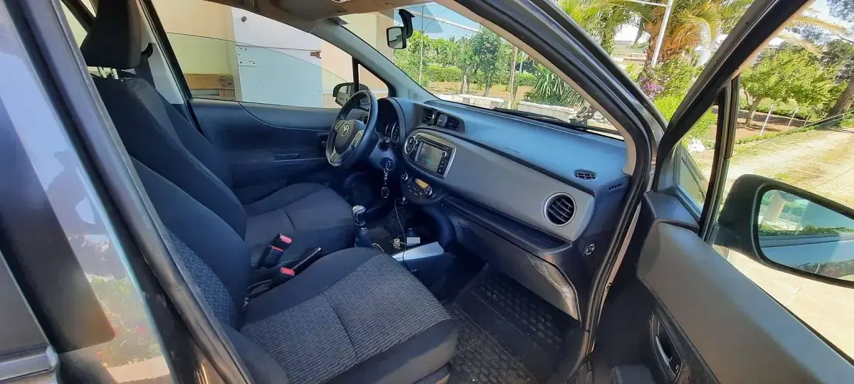 Usata Toyota Yaris Lounge 90 CV (66 kW) 2013 Grigio Utilitaria