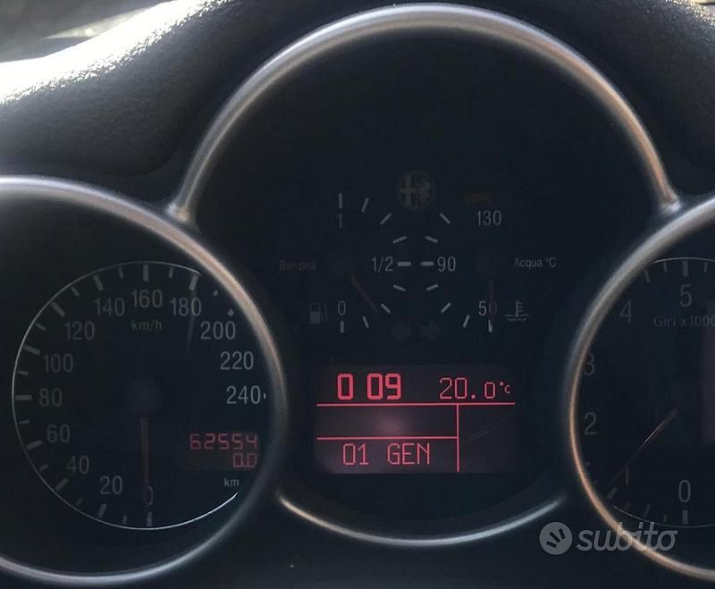 Usata Alfa Romeo 147 Distinctive 120 CV (88 kW) 2003 Verde Utilitaria