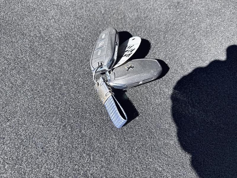 Usata Peugeot e-2008 Allure 100 kW (136 CV) 2022 Bianco SUV