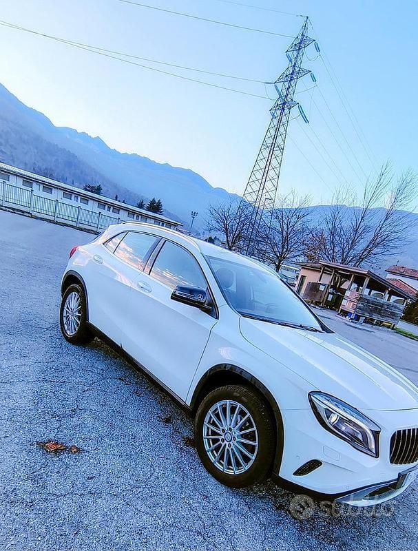 Usata Mercedes GLA200 156 CV (114 kW) 2016 Bianco SUV