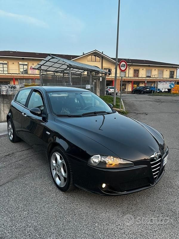 Usata Alfa Romeo 147 120 CV (88 kW) 2006 Nero Utilitaria