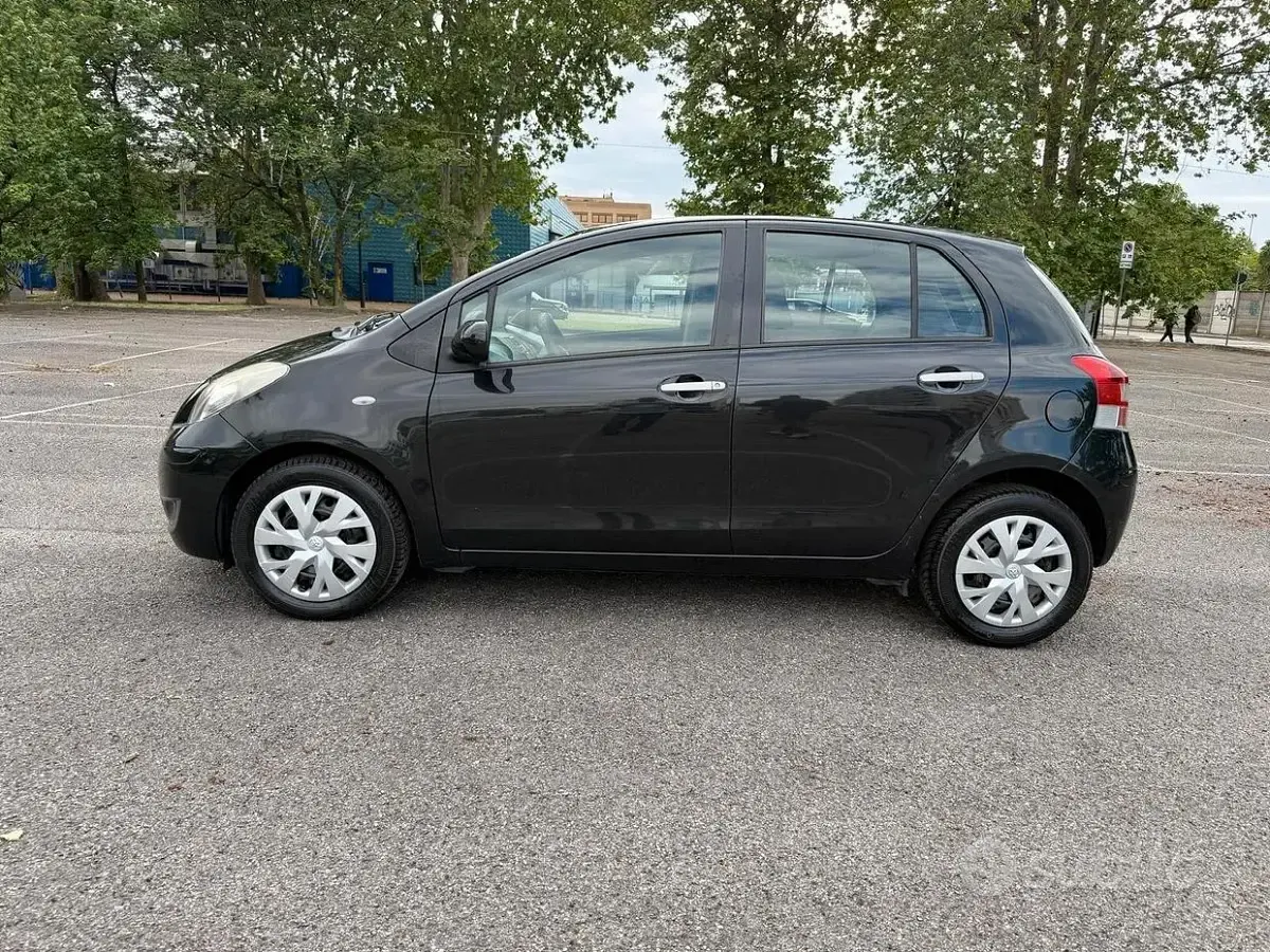 Usata Toyota Yaris Sol 100 CV (73 kW) 2011 Nero Utilitaria