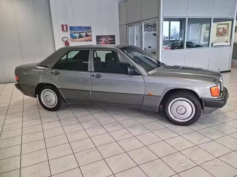 Usata Mercedes 190 122 CV (89 kW) 1989 Grigio Berlina