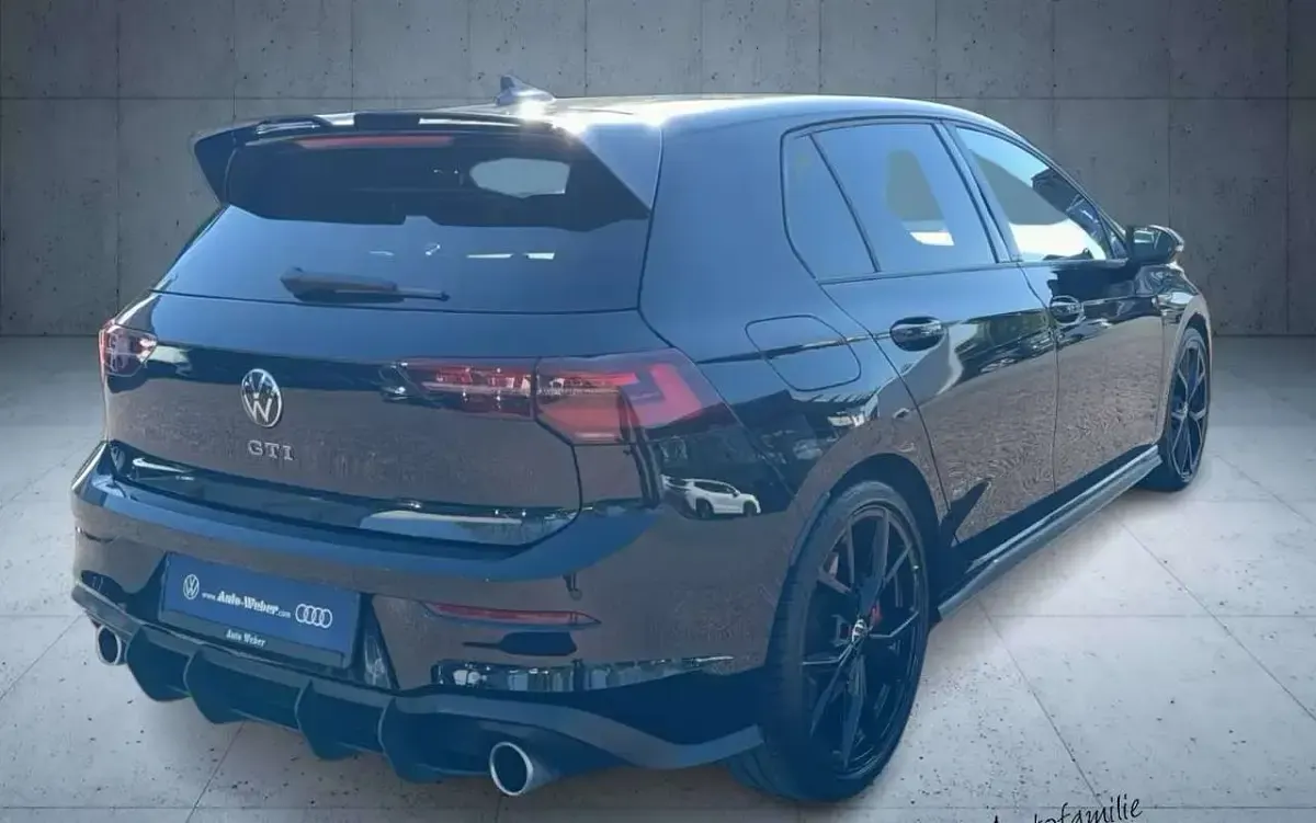 Begagnad VW Golf VIII GTI 245 HK (180 kW) 2022 Svart Sedan