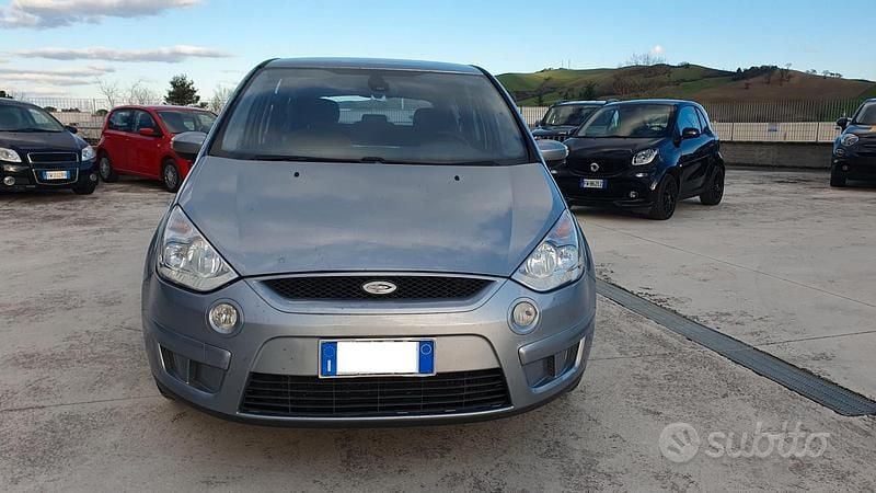 Begagnad Ford S-MAX Titanium 140 HK (102 kW) 2007 Grå Minibuss