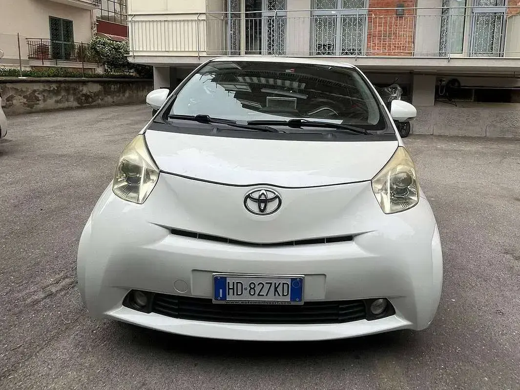 Begagnad Toyota iQ 68 HK (50 kW) 2009 Vit Halvkombi