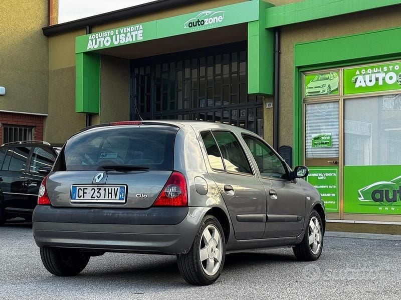 Usata Renault Clio II Initiale 82 CV (60 kW) 2003 Argento Berlina