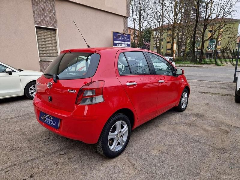 Usata Toyota Yaris Sol 101 CV (74 kW) 2011 Rosso Utilitaria