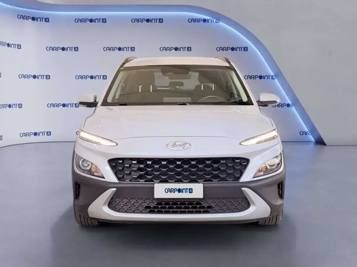 Käytetty Hyundai Kona 105 HP (77 kW) 2022 Hopea Katumaasturi