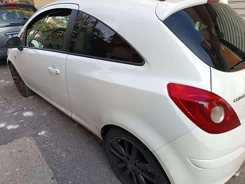 Bianco Usata 2013 Opel Corsa Tre volumi | 3000 € (Ottimo prezzo) - Immagine 1/4