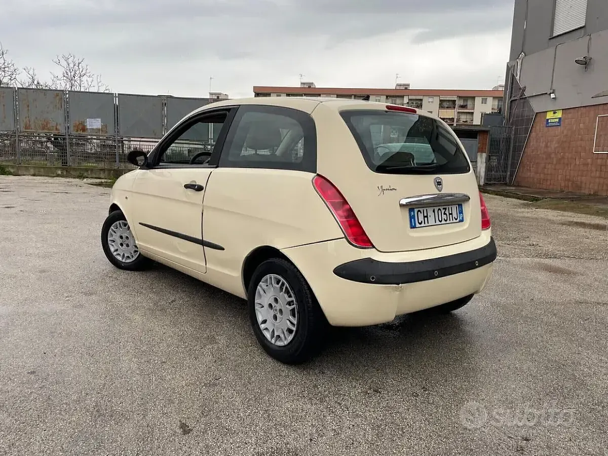 Usata Lancia Ypsilon 60 CV (44 kW) 2004 Beige Utilitaria