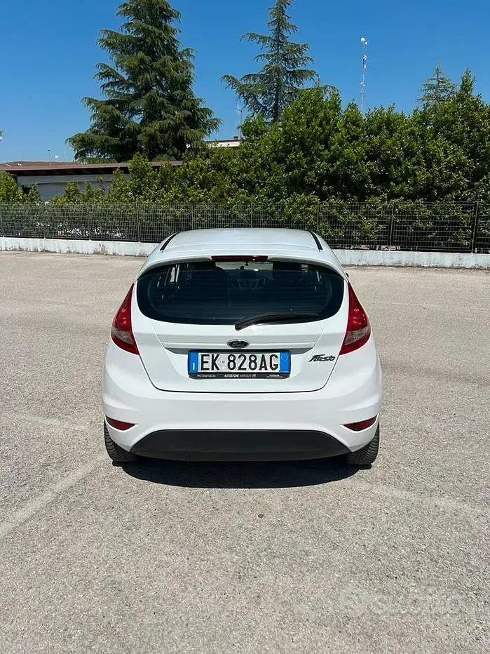 Usata Ford Fiesta 97 CV (71 kW) 2012 Bianco Berlina