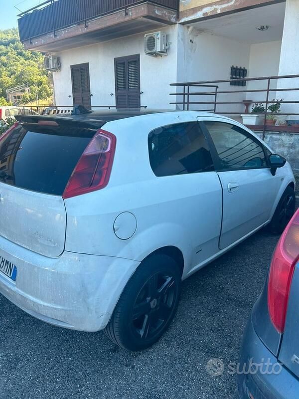 Usata Fiat Grande Punto 75 CV (55 kW) 2011 Bianco Utilitaria