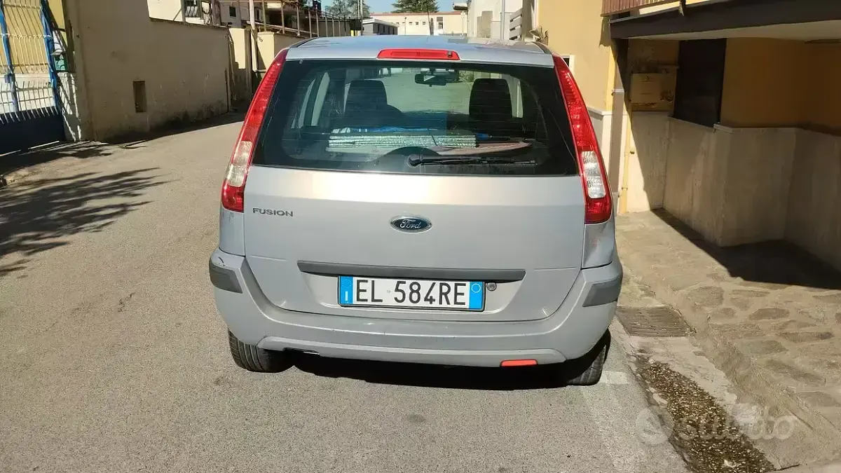 Usata Ford Fusion 80 CV (58 kW) 2012 Grigio Utilitaria
