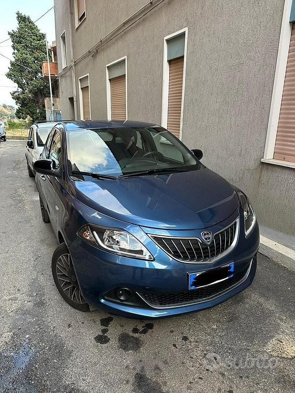 Blu Usata 2024 Lancia Ypsilon Due volumi | 14.000 € (Buon prezzo) - Immagine 1/4