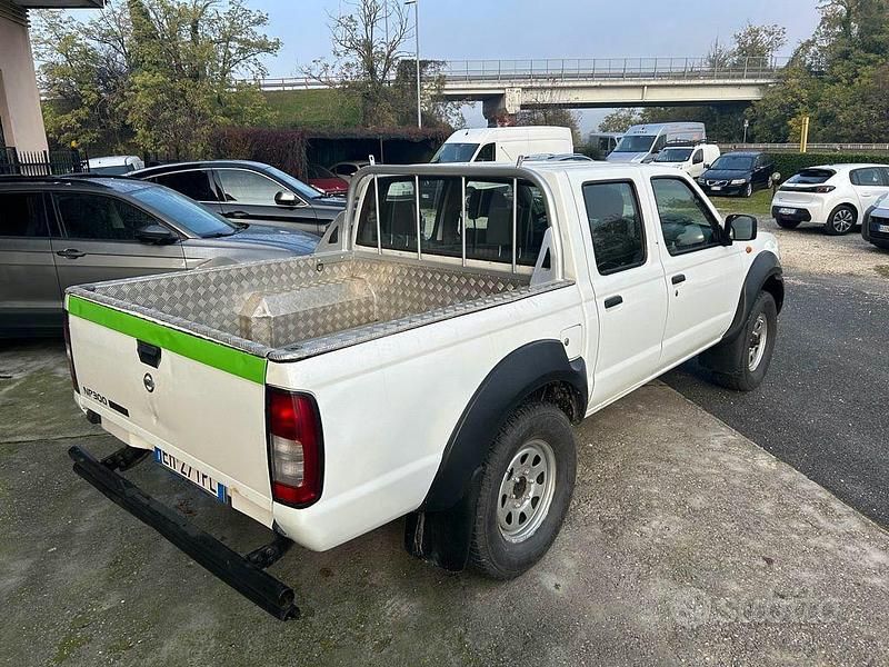 Second-hand Nissan Navara 190 CP (139 kW) 2012 Alb Pickup