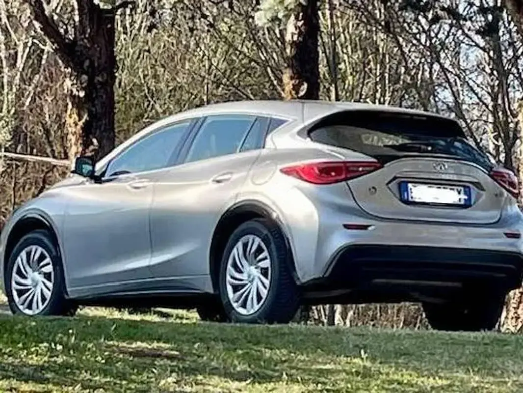 Usata Infiniti Q30 109 CV (80 kW) 2017 Argento