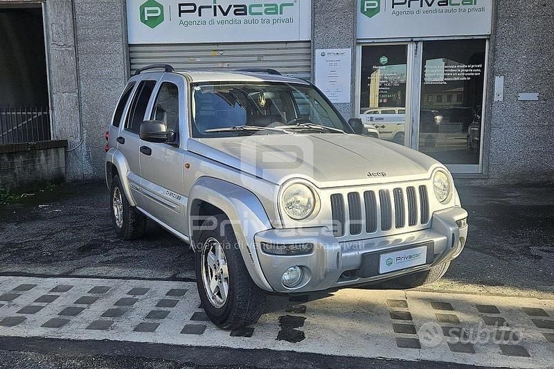 Usata Jeep Cherokee Sport 149 CV (109 kW) 2004 Grigio SUV