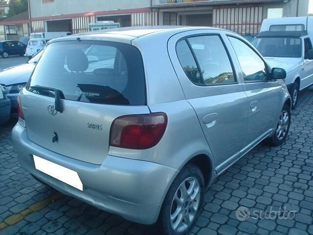 Begagnad Toyota Yaris Sol 68 HK (50 kW) 2000 Grå Sedan
