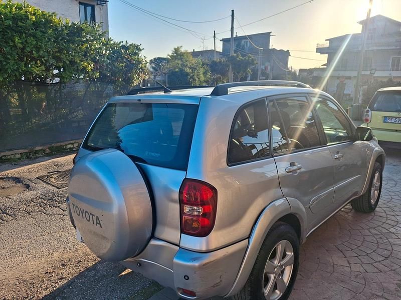 Usata Toyota RAV4 115 CV (84 kW) 2005 Argento Station wagon