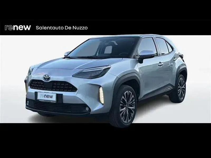 Usata Toyota Yaris Hybrid Lounge 116 CV (85 kW) 2022 Grigio chiaro SUV