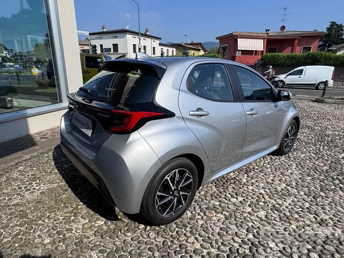 Usata Toyota Yaris Hybrid Trend 92 CV (67 kW) 2022 Grigio Berlina