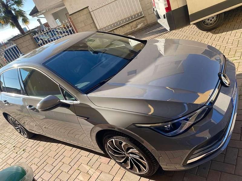 Grigio Usata 2020 VW Golf VIII Style Tre volumi | 21.200 € (Buon prezzo) - Immagine 1/4