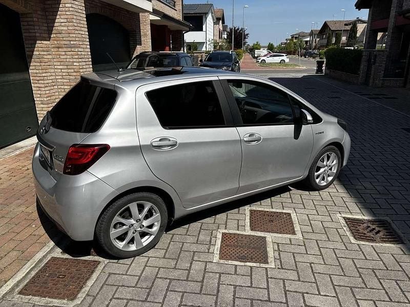 Usata Toyota Yaris Hybrid Lounge 75 CV (55 kW) 2015 Berlina