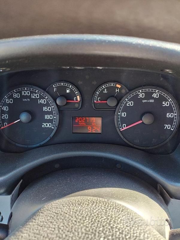 Usata Fiat Punto Active 60 CV (44 kW) 2004 Argento Berlina