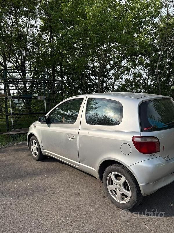 Usado Toyota Yaris 68 CV (50 kW) 2002 Gris Berlina